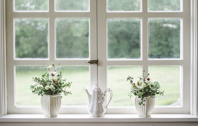 bílé okno, vázy, květiny